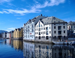 Alesund canal - Andrea Giubelli by VisitNorway
